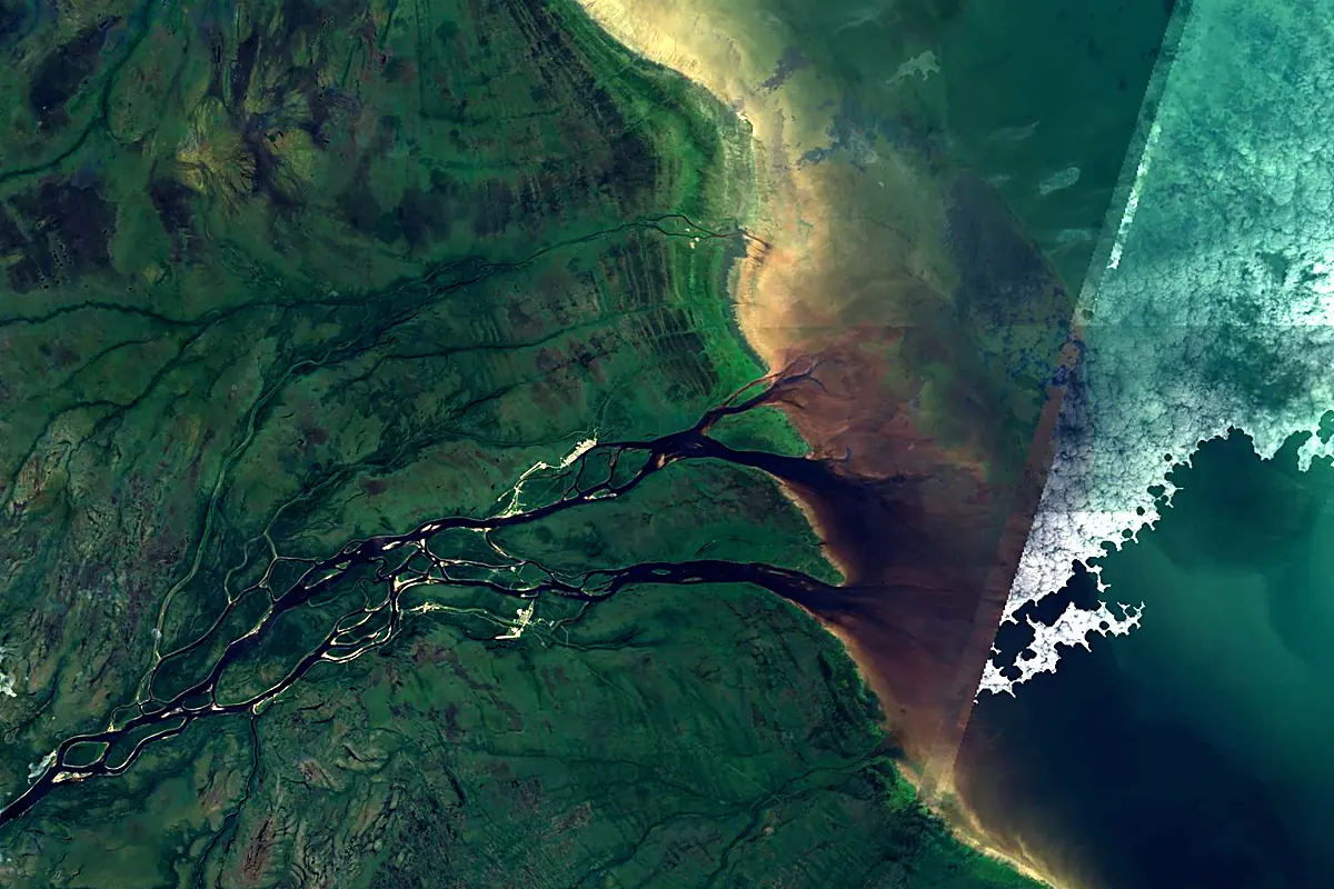 Albany River: satellite view of the mouth