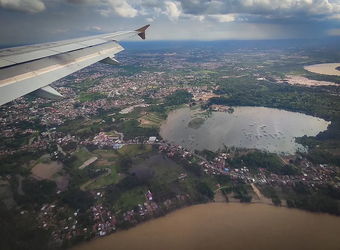Danau Kenali dan Liukan Sungai Batanghari dari Atas Pesawat