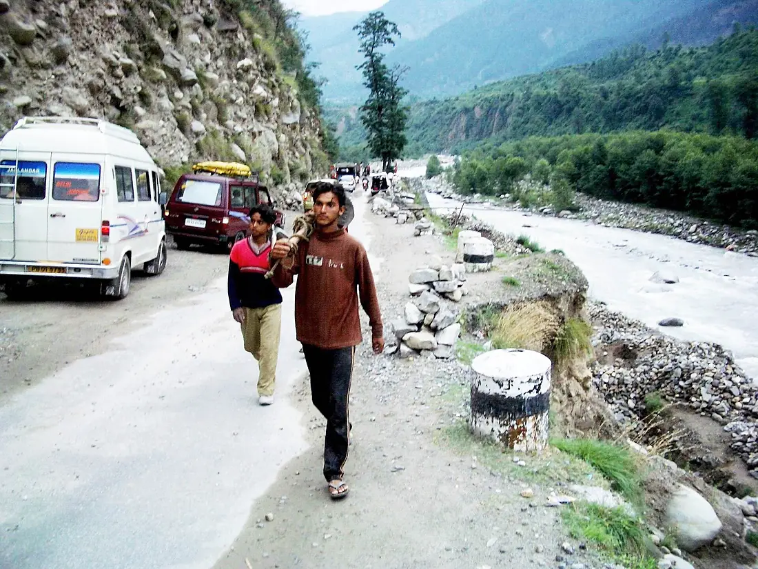 Delay on the road - Upper Beas River near Manali