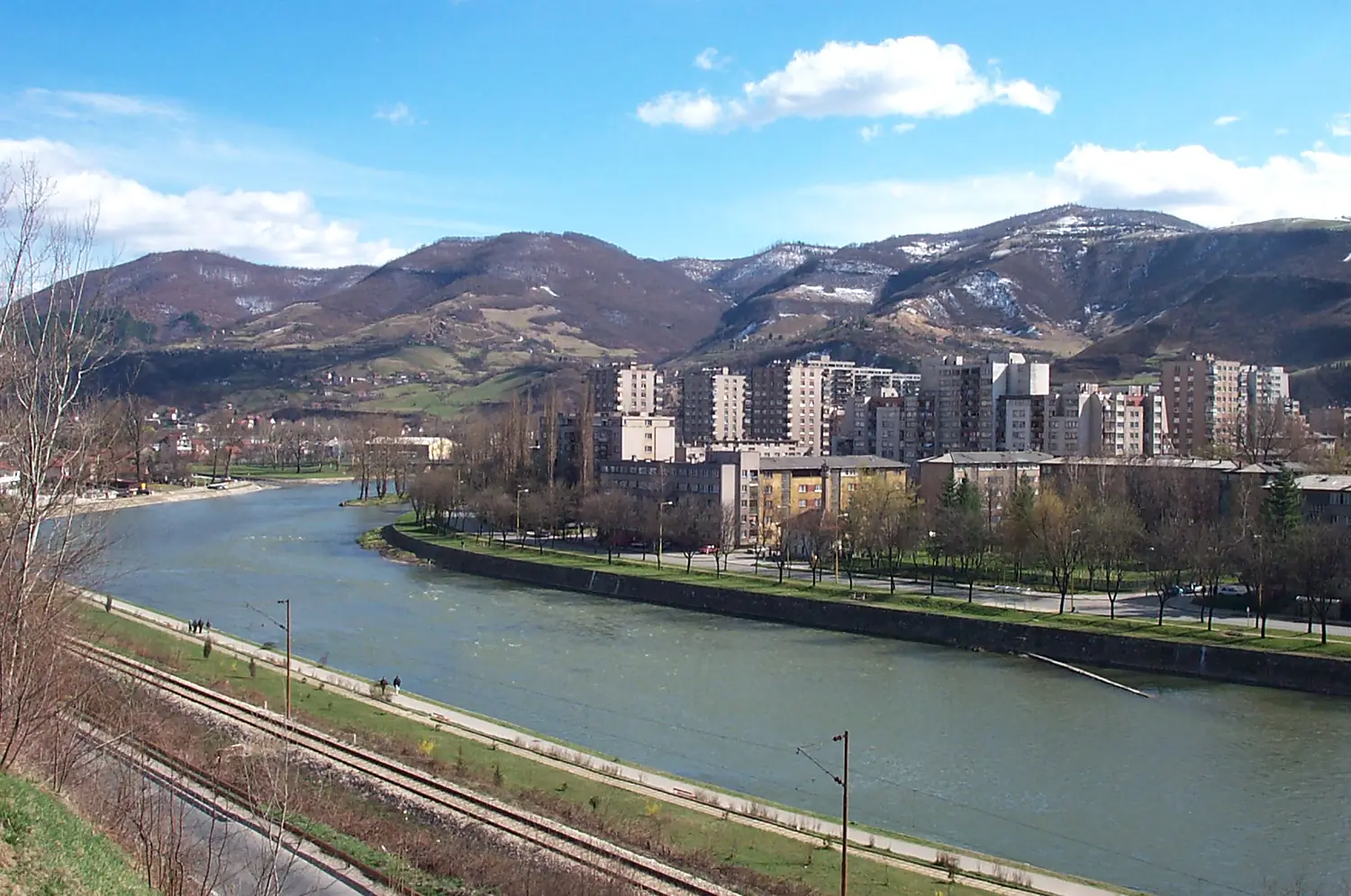 Vue de ZENICA depuis la rivière BOSNA