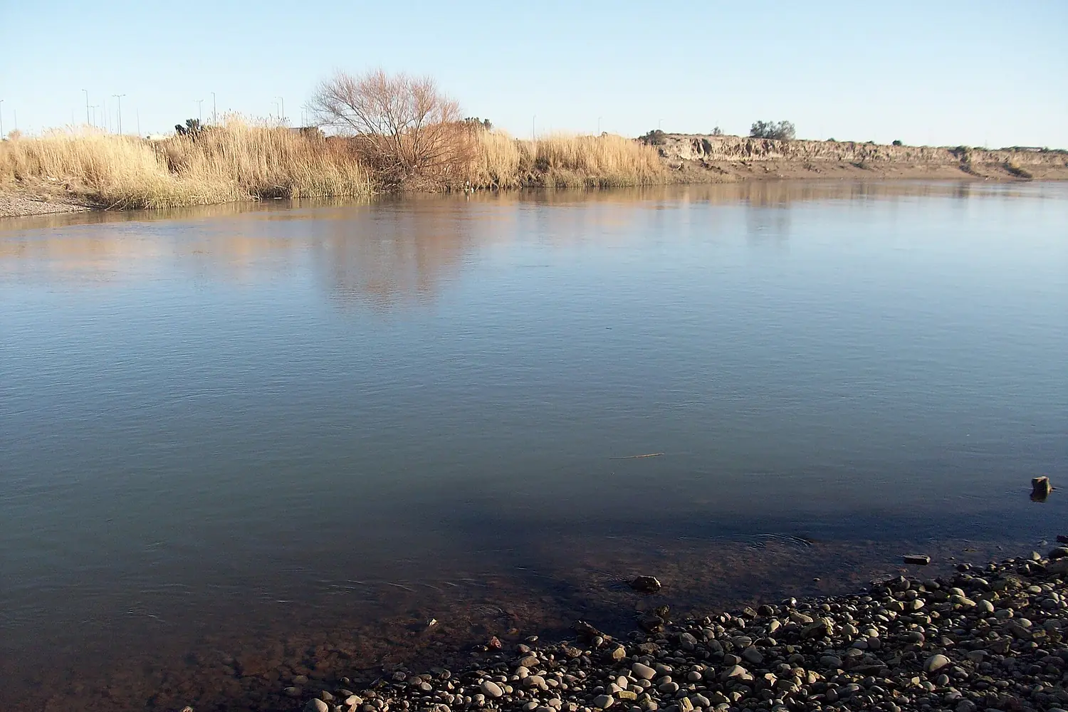 Rio chubut a su paso por Rawson