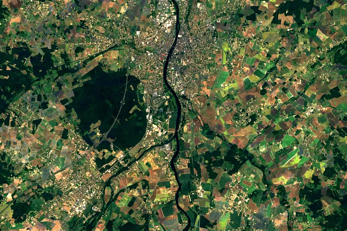 Clain: satellite view of the mouth