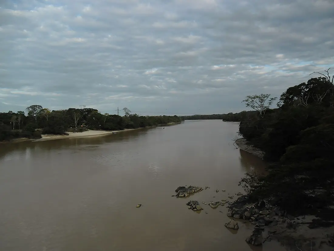 Río Cuyuní fluyendo al este