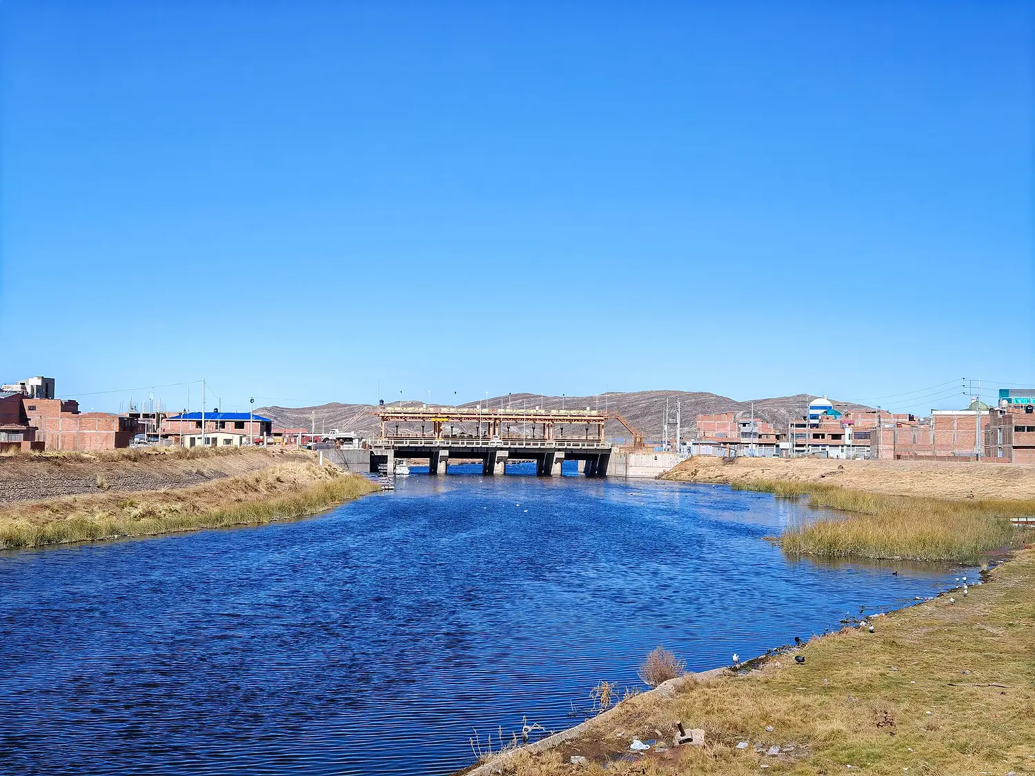 Río Desaguadero en la zona limitrofe entre Perú y Bolivia, margen derecho