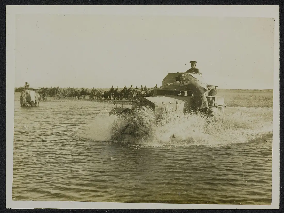 Armoured car crossing Diala rivier., Bestanddeelnr 158-1528