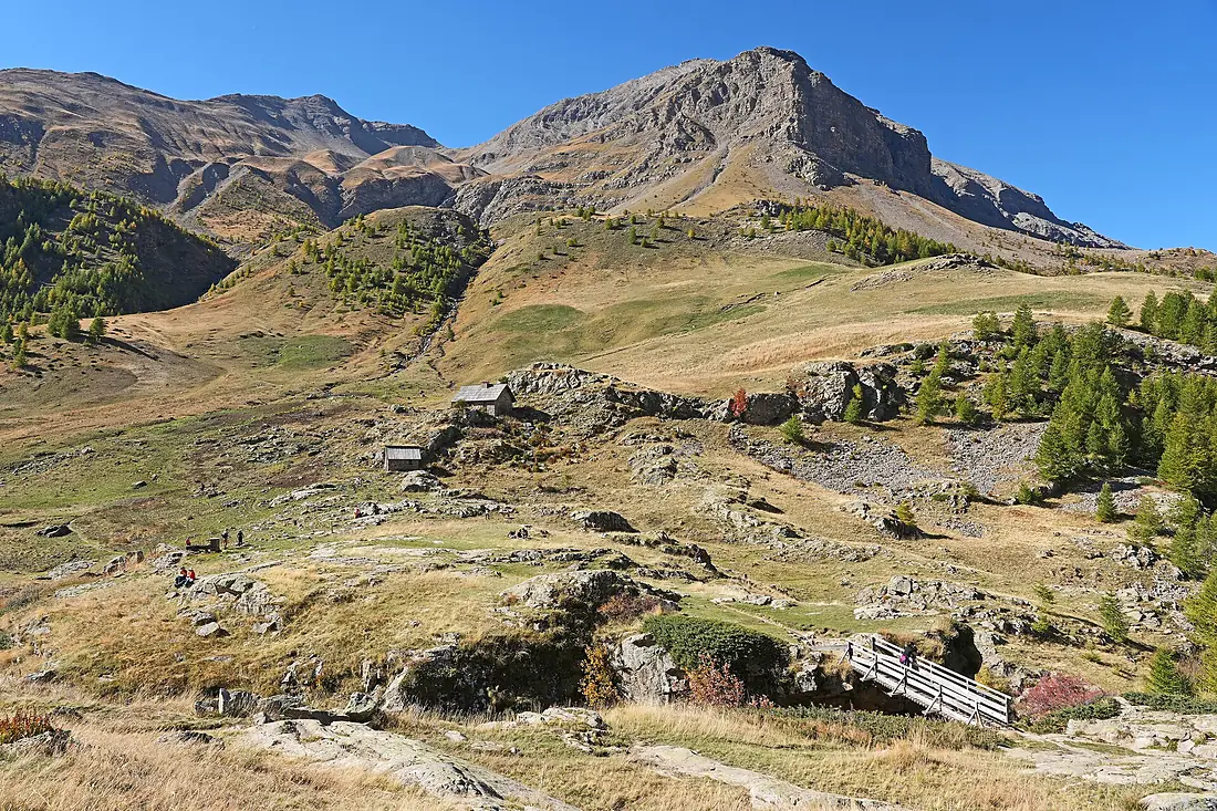 Cabane de berger surplombant la vallée du Drac noir près de Prapic (Hautes-Alpes, France) DSC01783