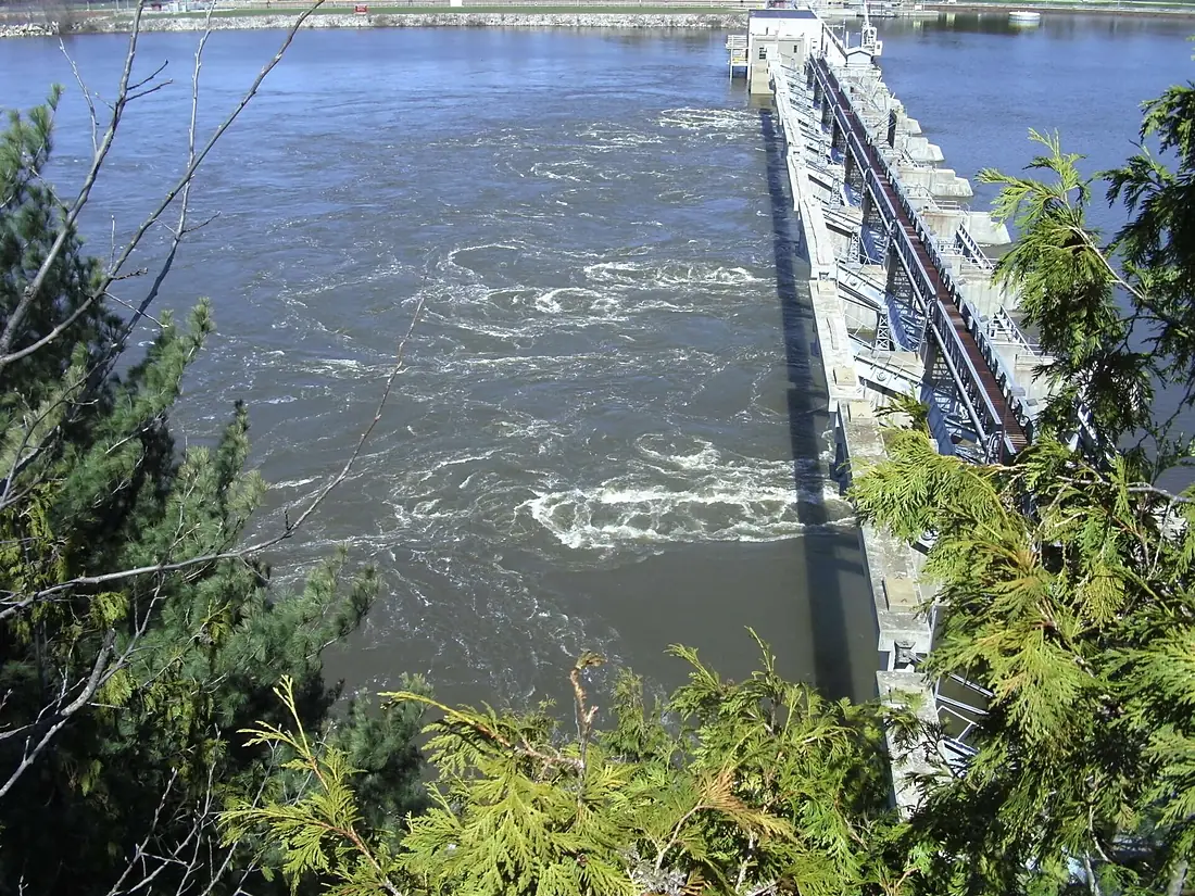 Dam on Illinois River, Starved Rock, Illinois, April 2009