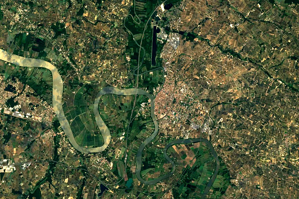 Isle: satellite view of the mouth