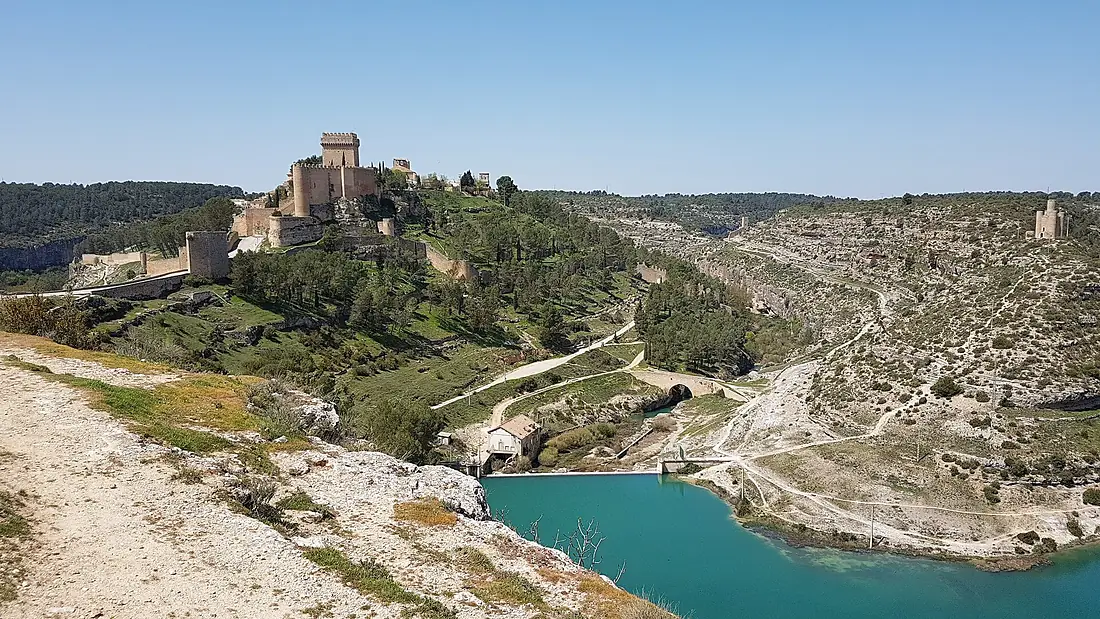 Castillo medieval de Alarcón bañado por el Júcar