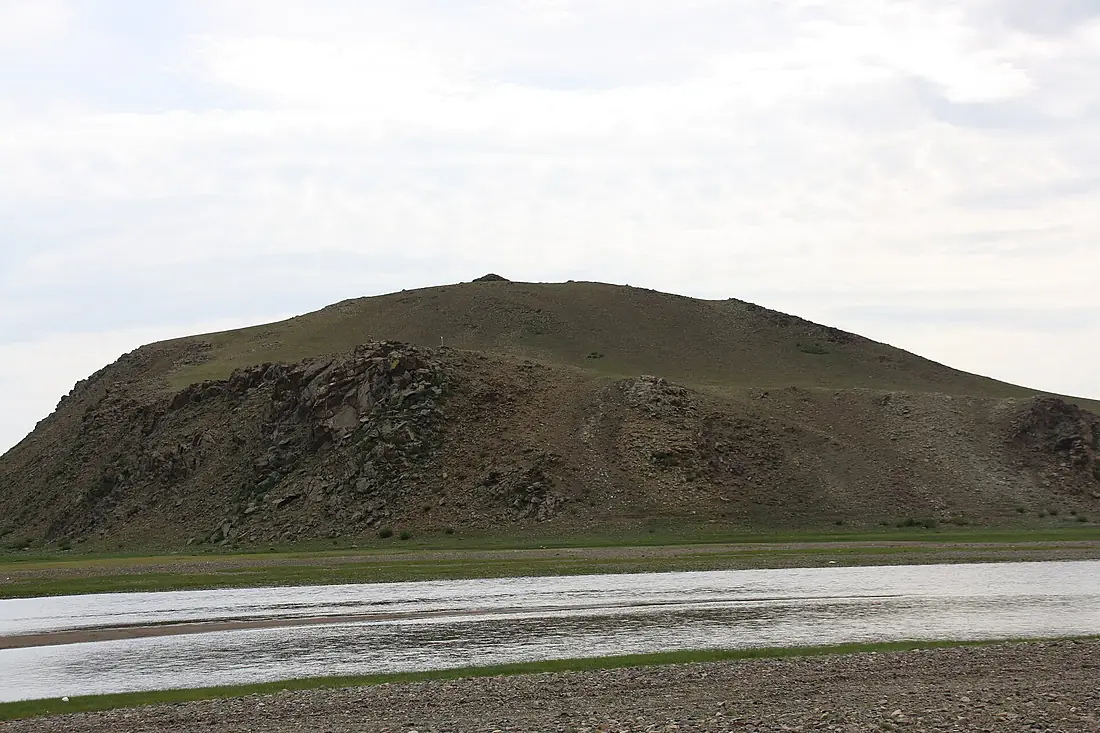 Der Cherlen und eine angrenzende felsige Erhebung, Mongolei