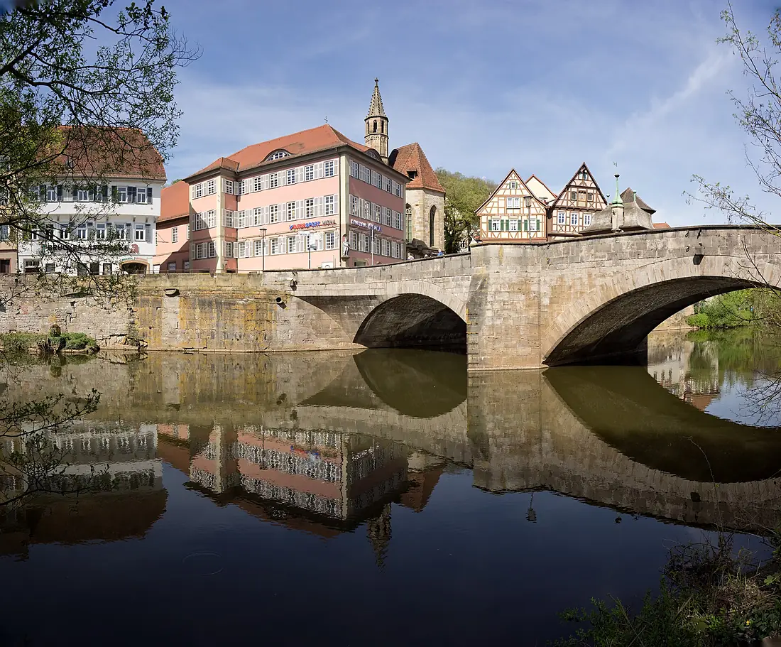 Kocher in Schwäbisch Hall an Henkersbrücke und Johanniterkirche