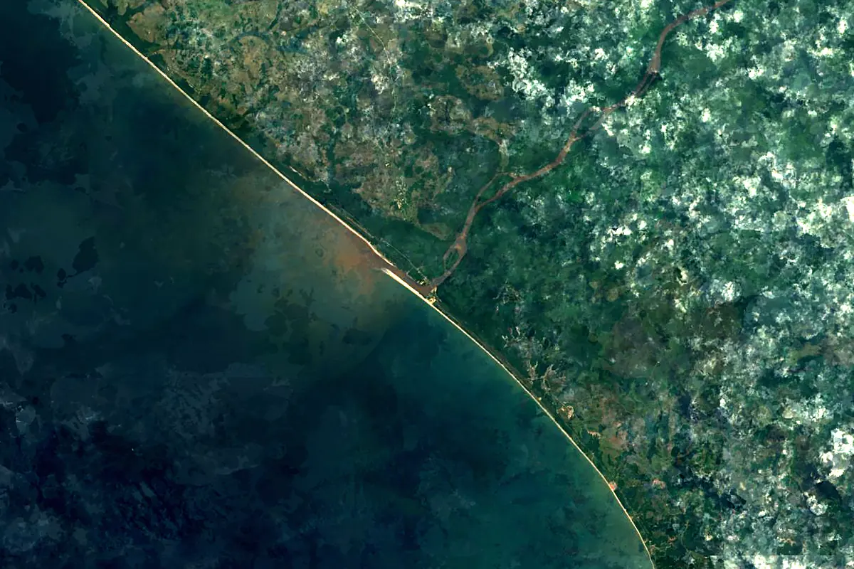 Kouilou-Niari River: satellite view of the mouth