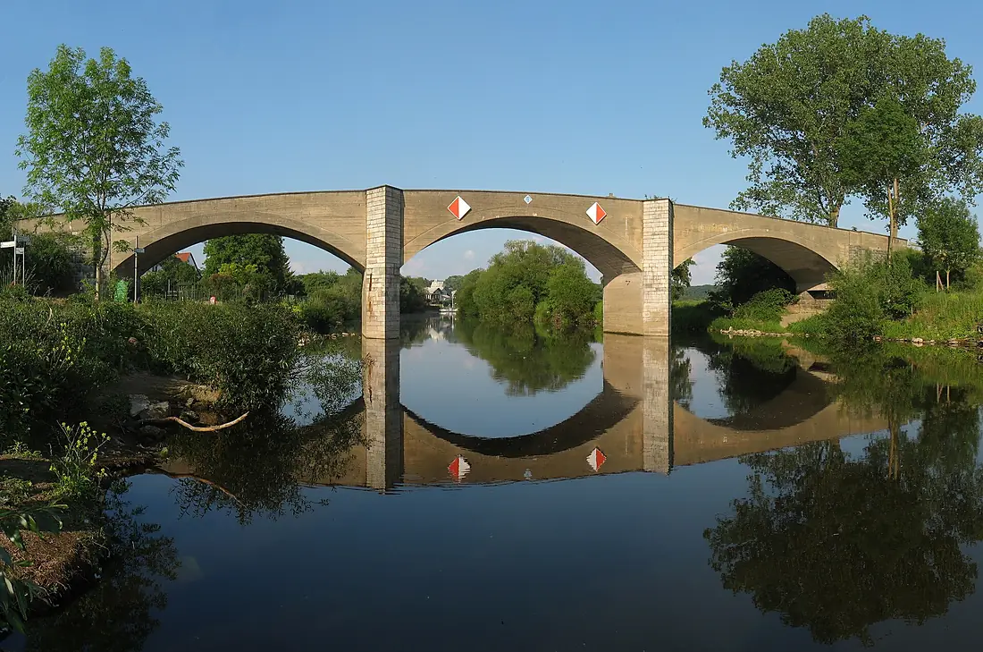 Dehrn Lahnbrücke02circcropedit 2011-05-21