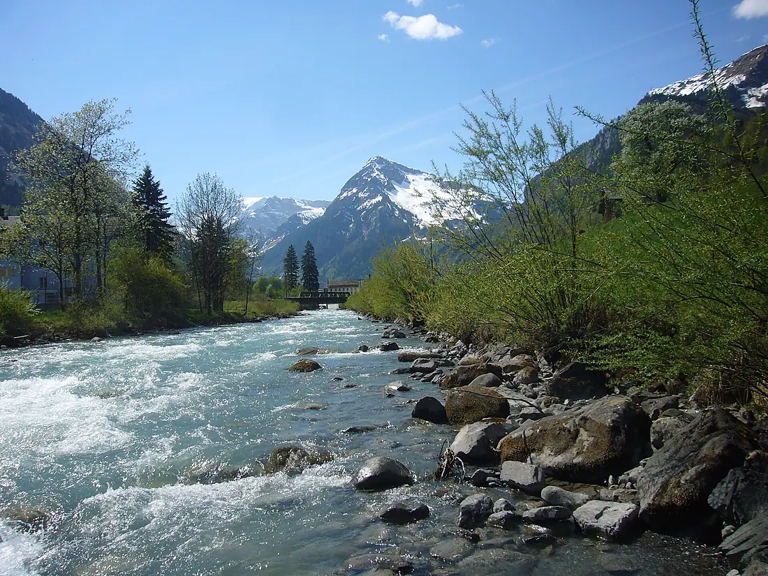 Linthaufwärts von der Steinbogenbrücke Rüti