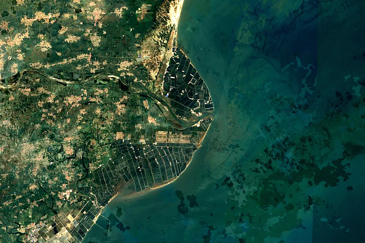 Luan River: satellite view of the mouth