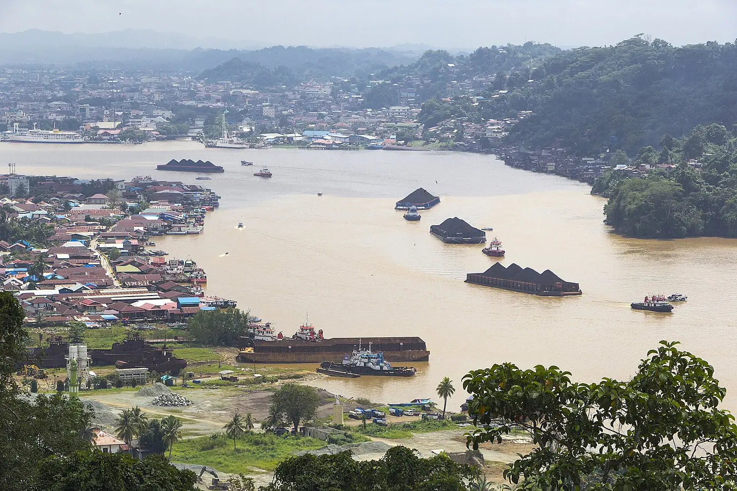 Kapal Tongkang Batubara melintas Sungai Mahakam