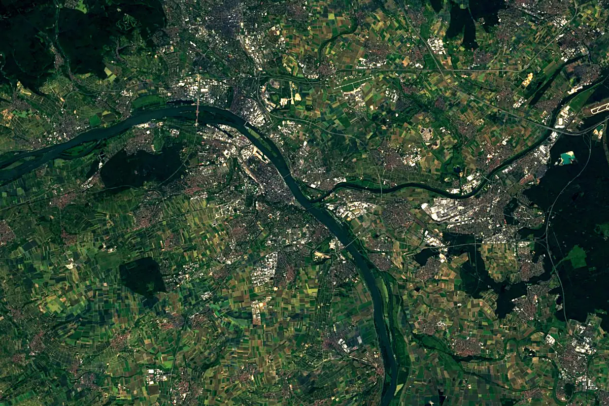 Main: satellite view of the mouth