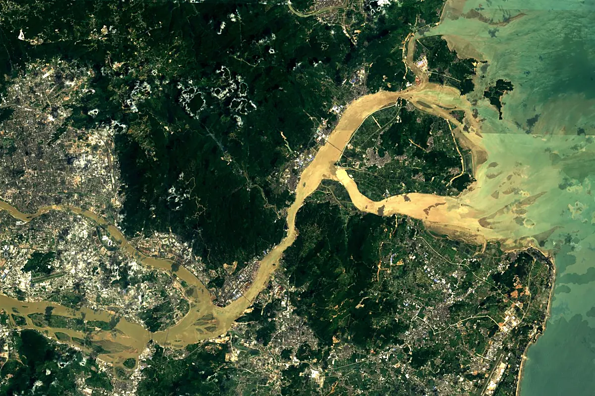 Min River: satellite view of the mouth
