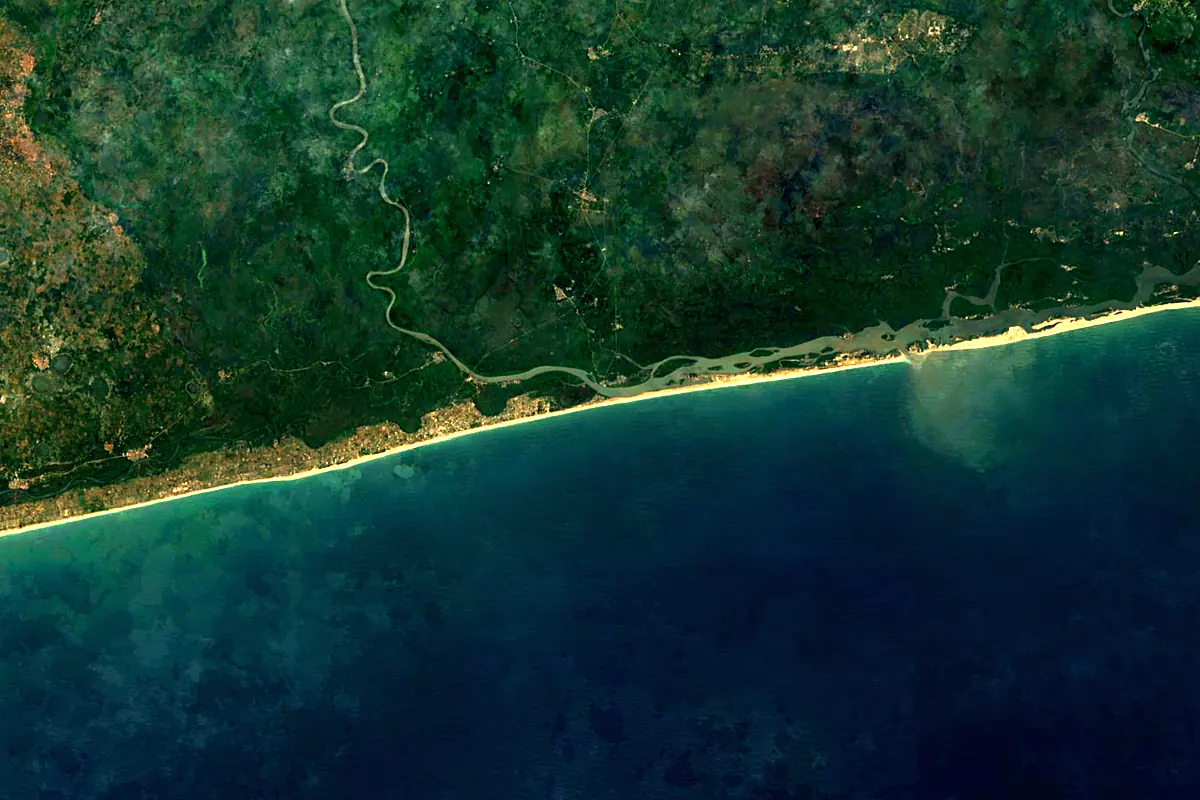 Mono River: satellite view of the mouth
