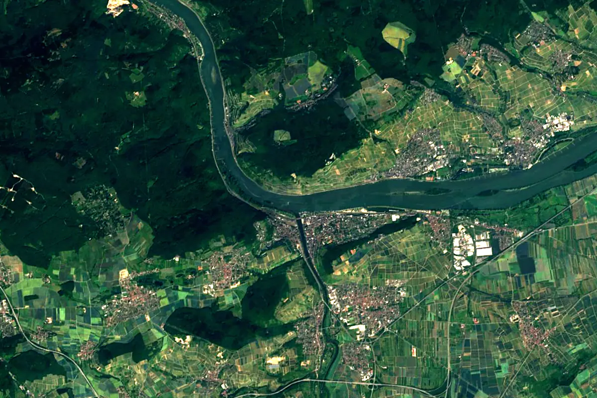 Nahe: satellite view of the mouth