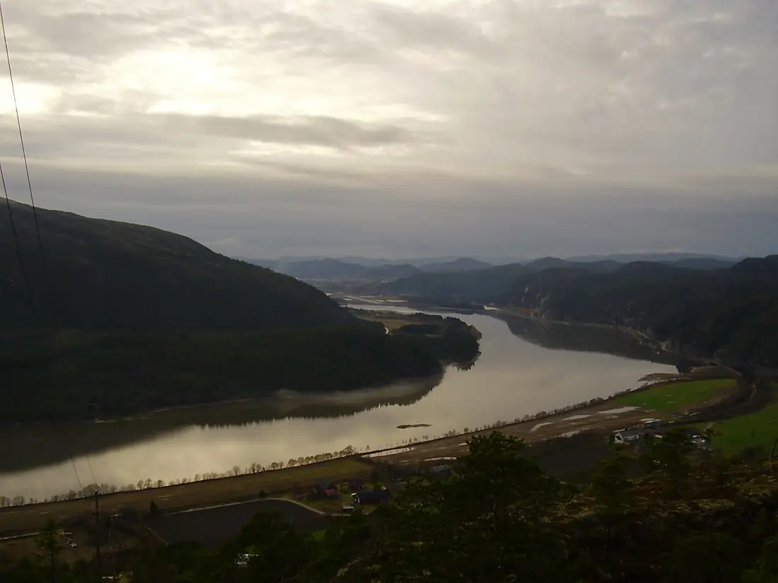 Namsen sett fra Kvatningenfjell, Namsos i bakgrunnen