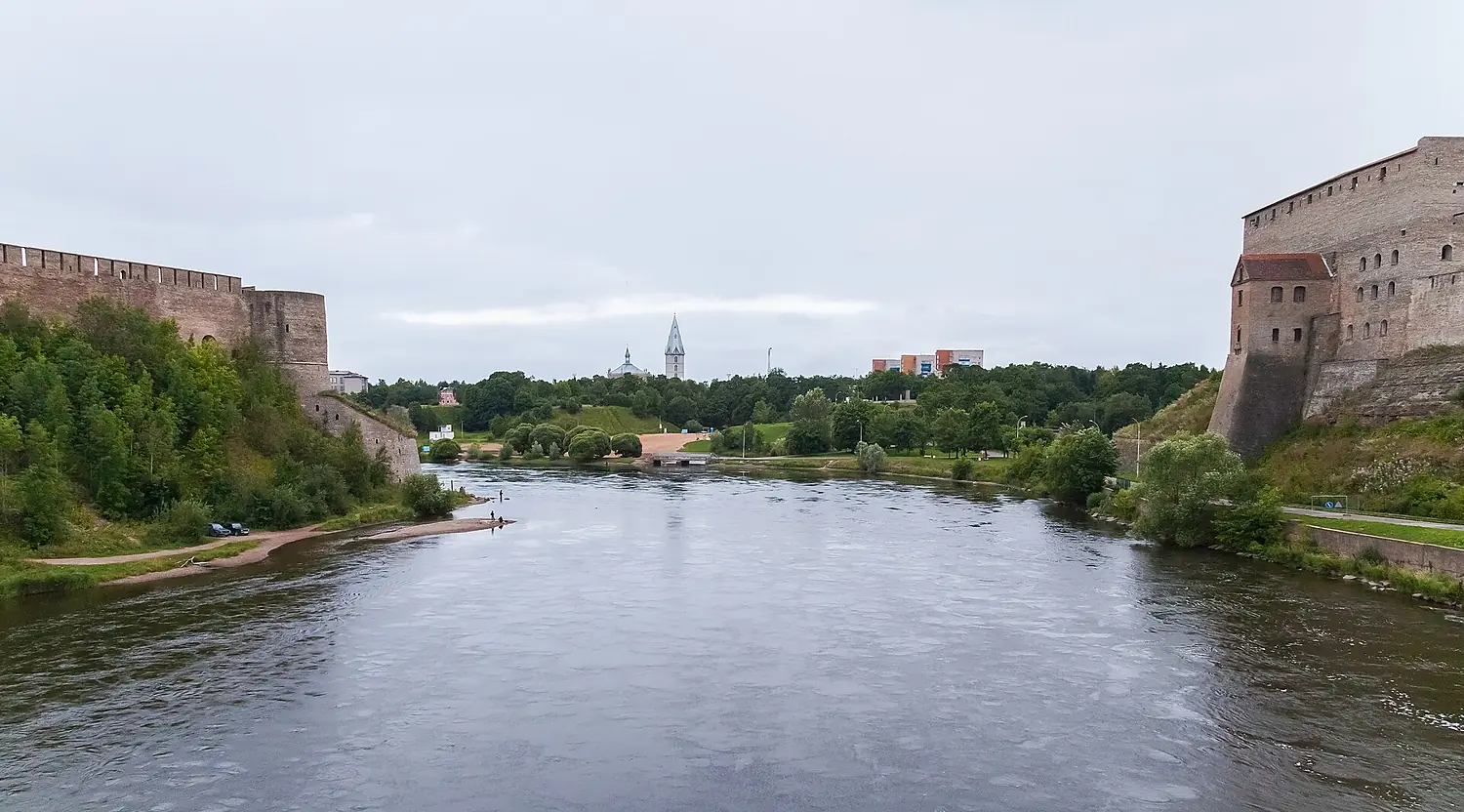 Río Narva entre Ivangorod y Narva, frontera Estonia-Rusia, 2012-08-10, DD 01