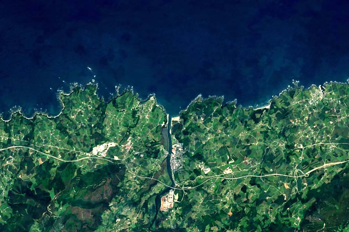 Navia: satellite view of the mouth