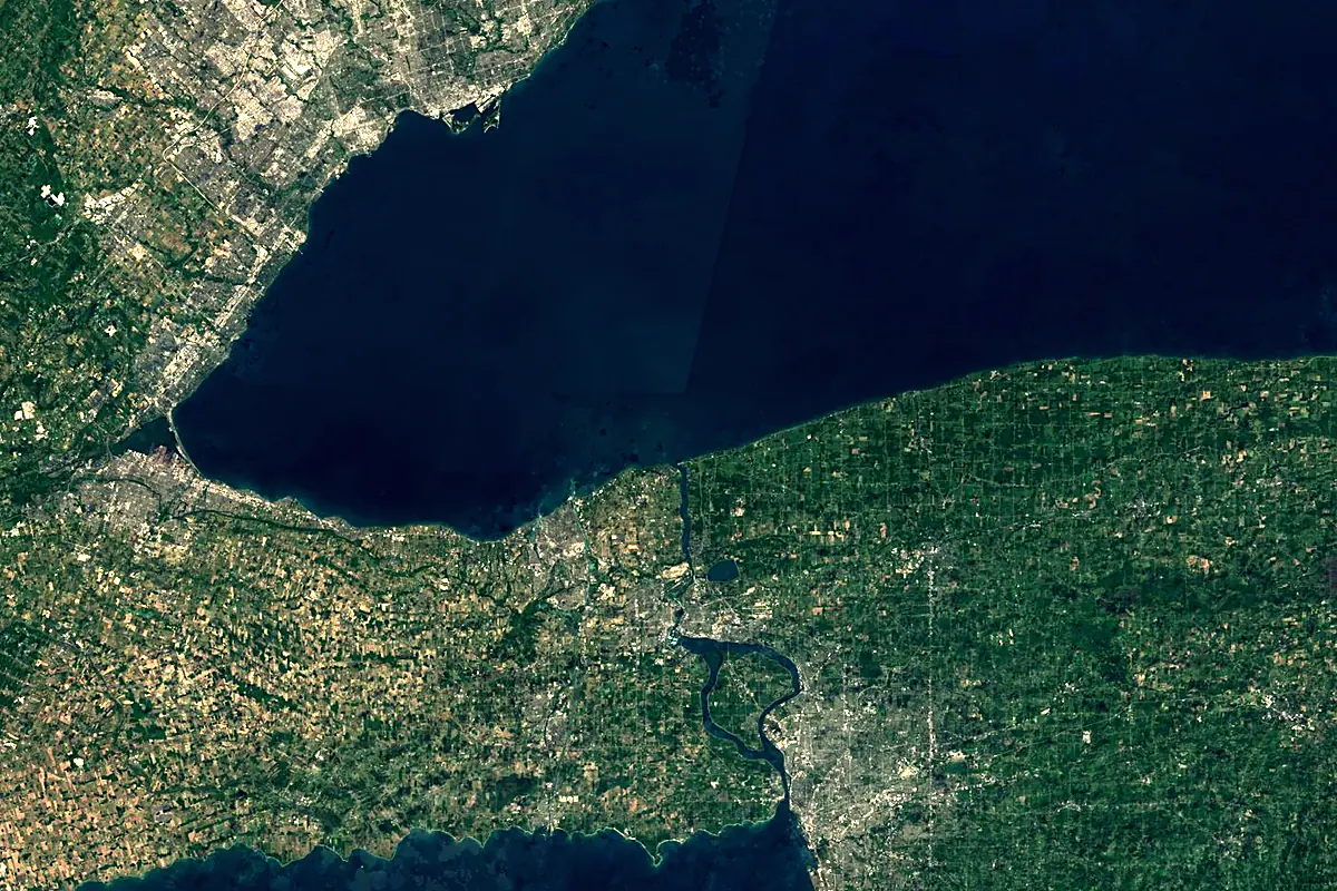 Niagara River: satellite view of the mouth