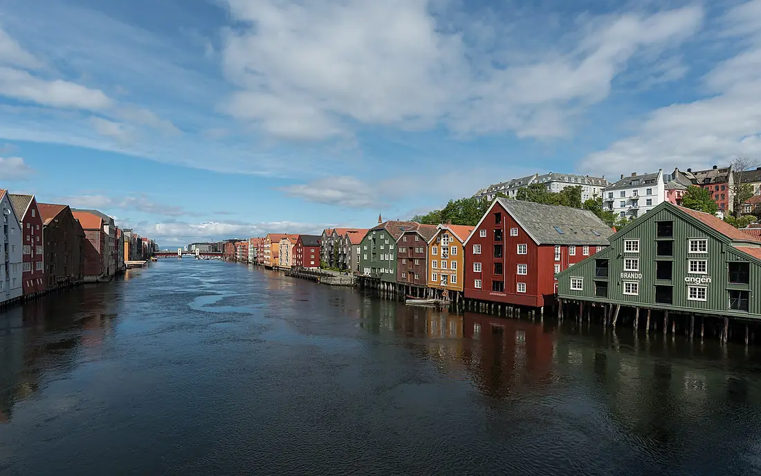 Houses on Nidelva Riverfront, Trondheim, West view 20150605 3