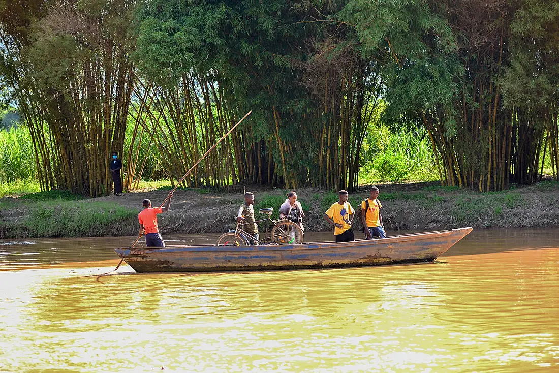 Crossing Nyabarongo river in Rwanda from North to South using ICYOMBE