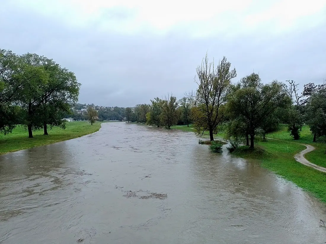 Rozvodněná Ostravice v Ostravě (ulice Muglinovská), 14-09-2024