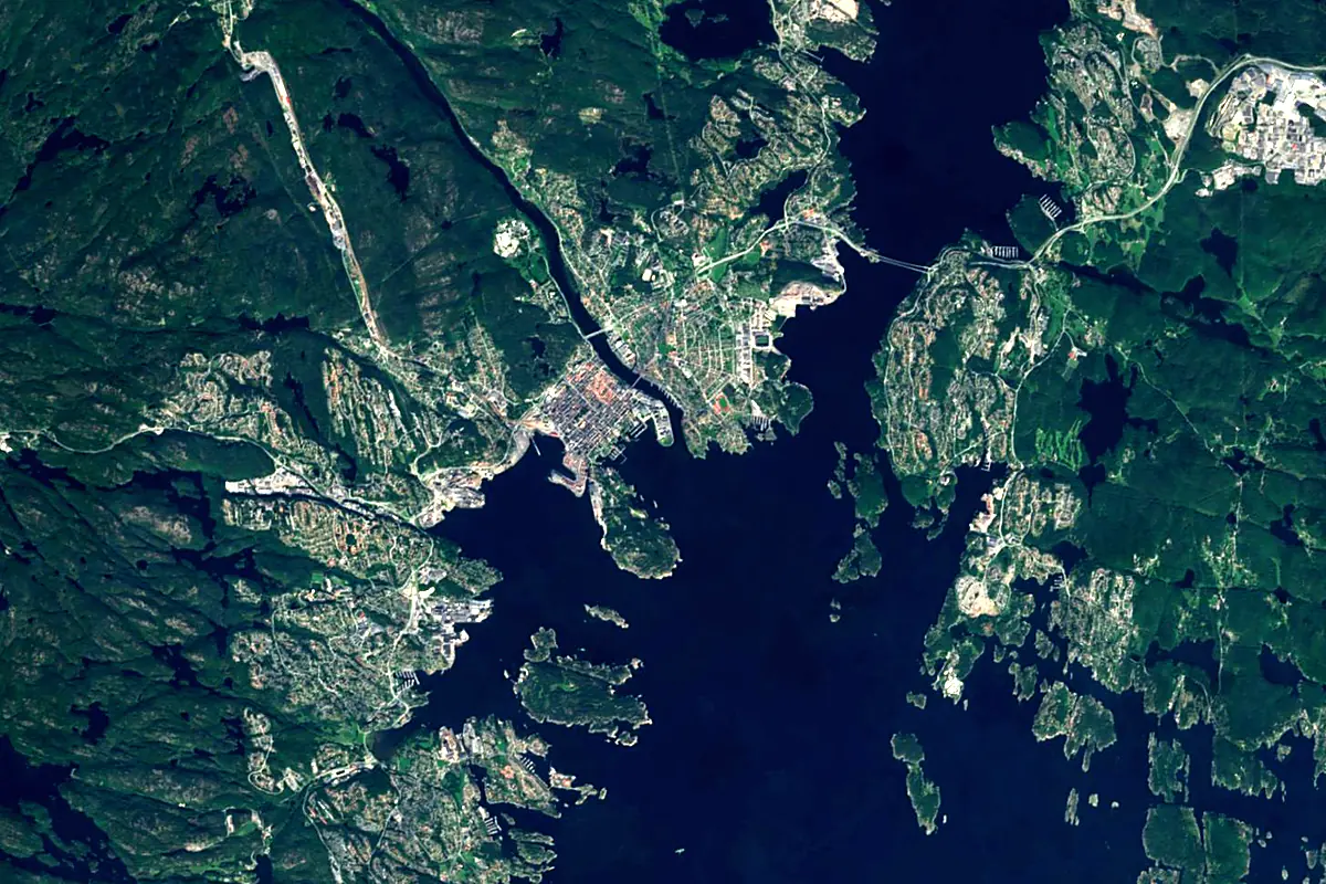 Otra: satellite view of the mouth