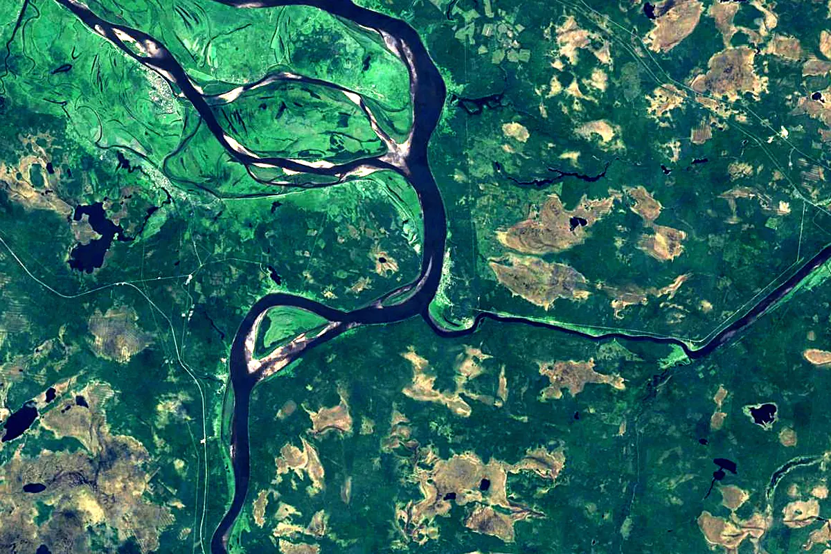 Pinega: satellite view of the mouth