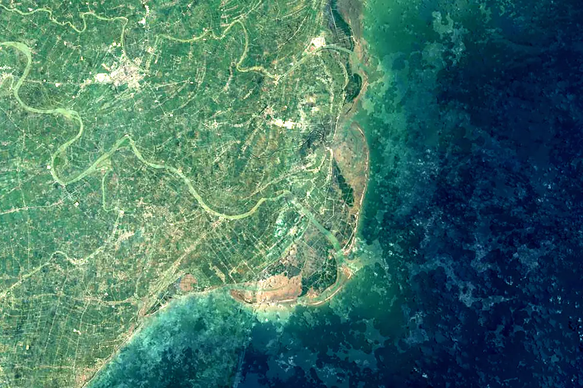 Red River: satellite view of the mouth