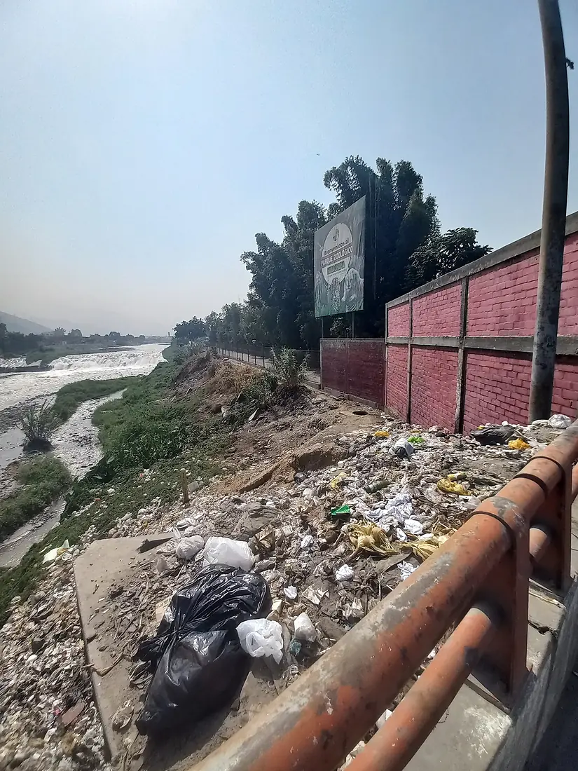 Acumulacion de basura en la ribera del rio Rimac