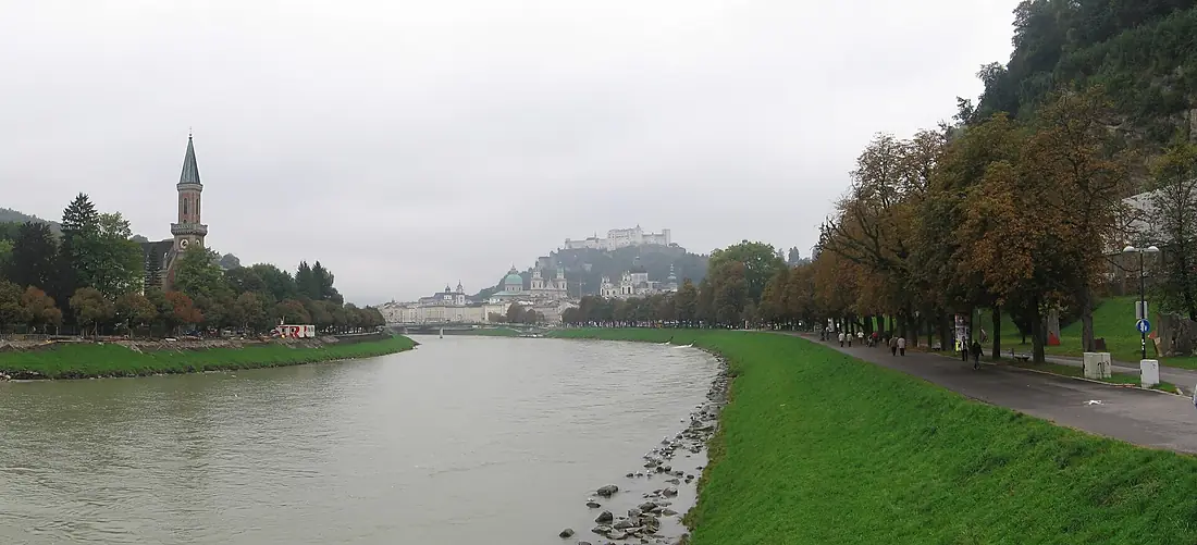 To WIKI panorama Salzburg Salzach river Oct2005