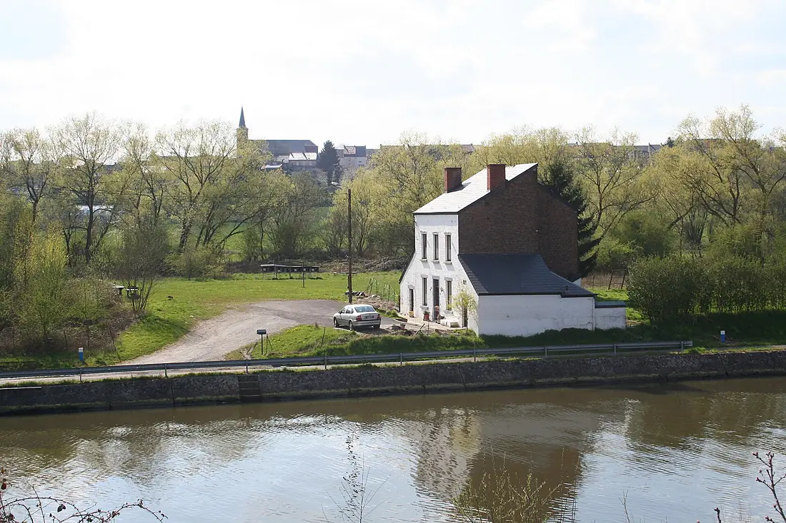 Ham-sur-Sambre Vi1a