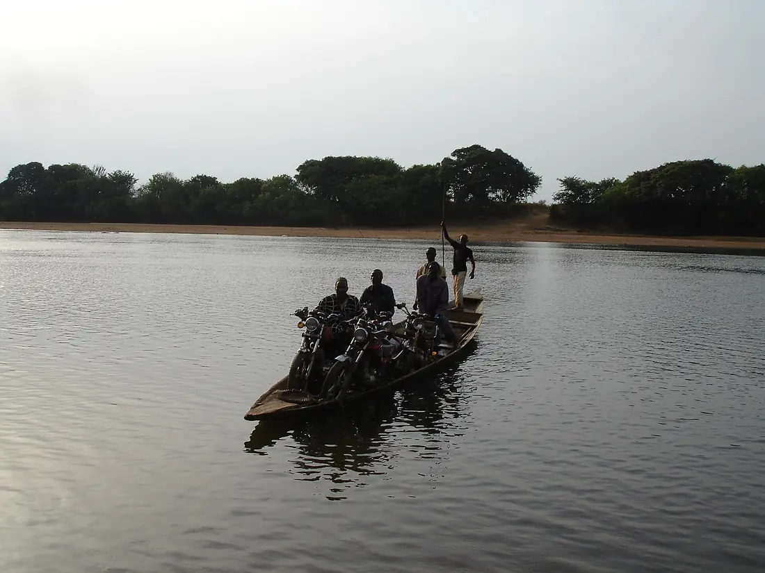 Cruzando el Río Sankarani, kantomanina,Guinea - panoramio