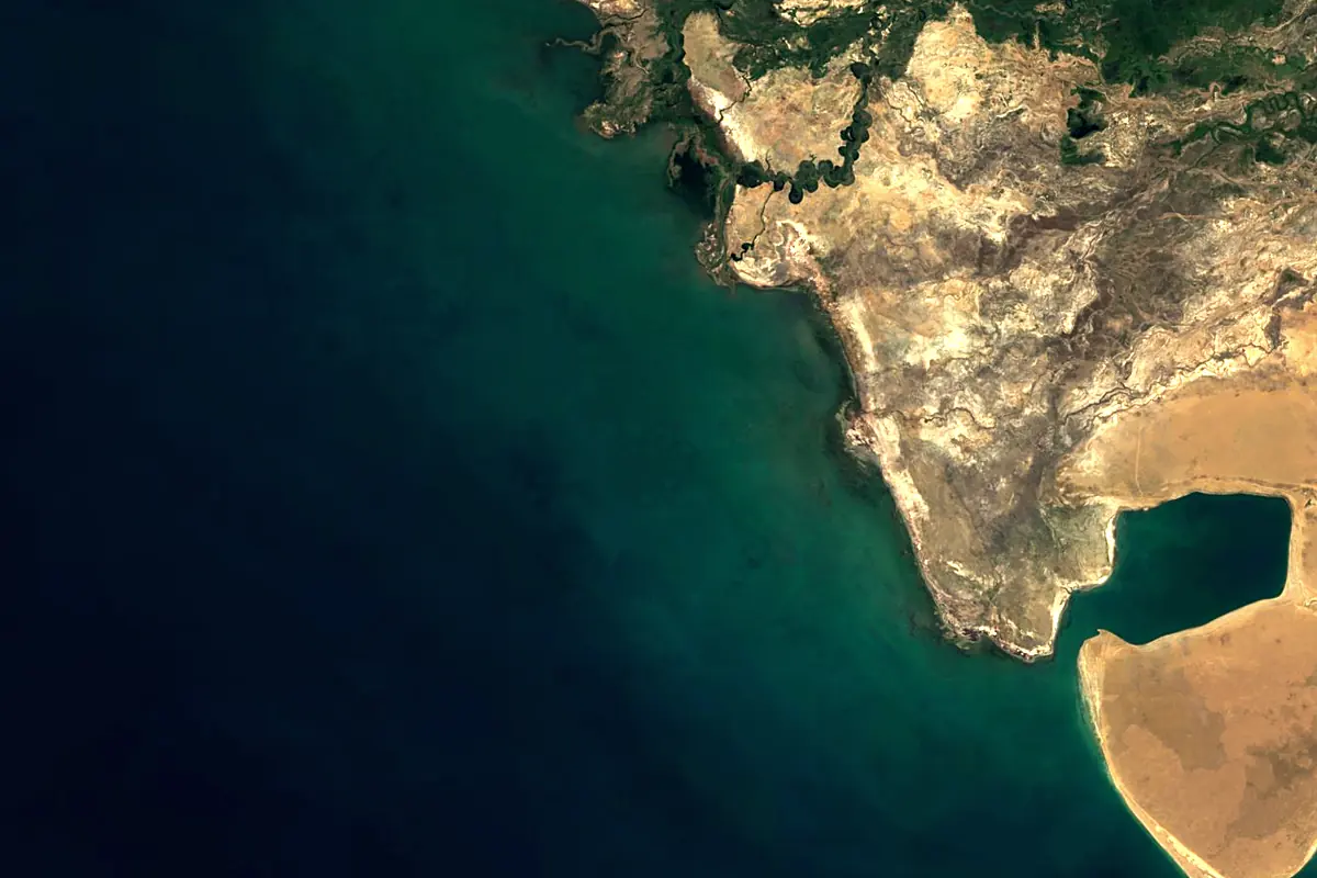 Tes: satellite view of the mouth