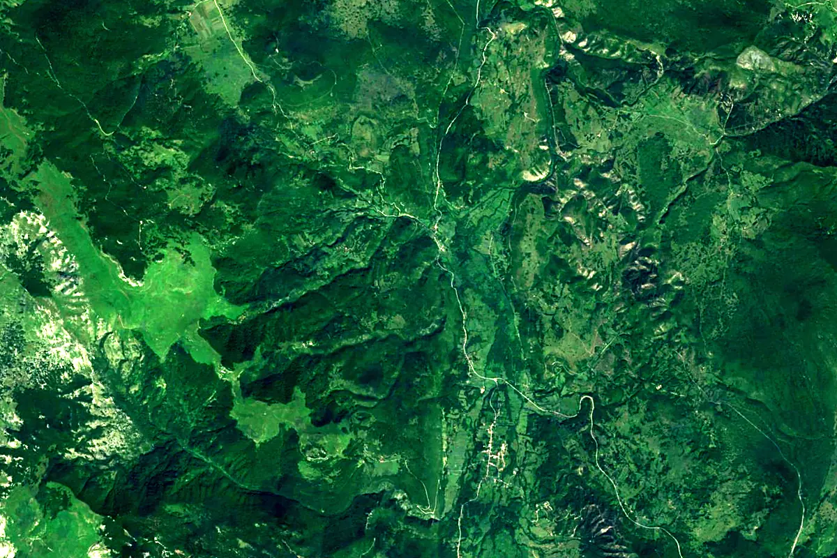 Una: satellite view of the source