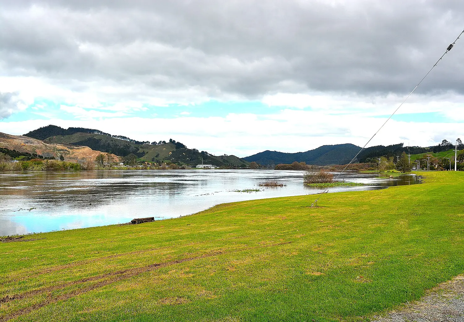 Flooding Of The Waikato River (34746027841)