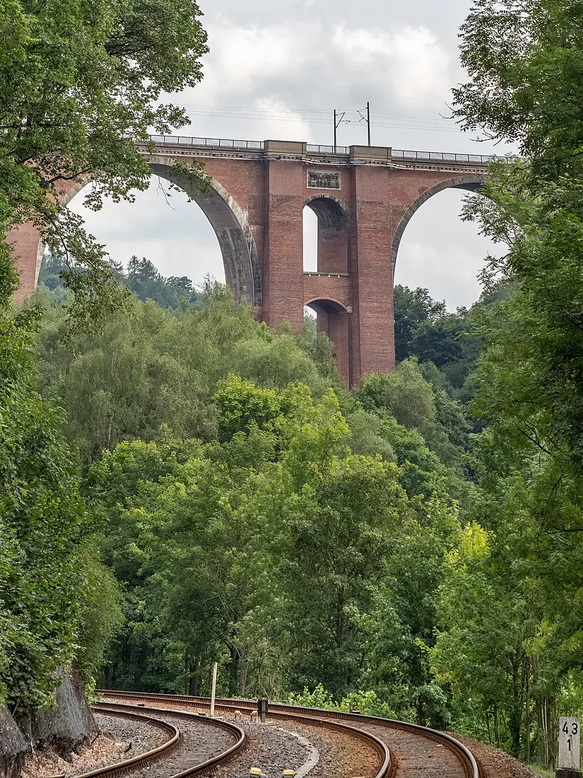 Elstertalbrücke über die Elstertalbahn 0933