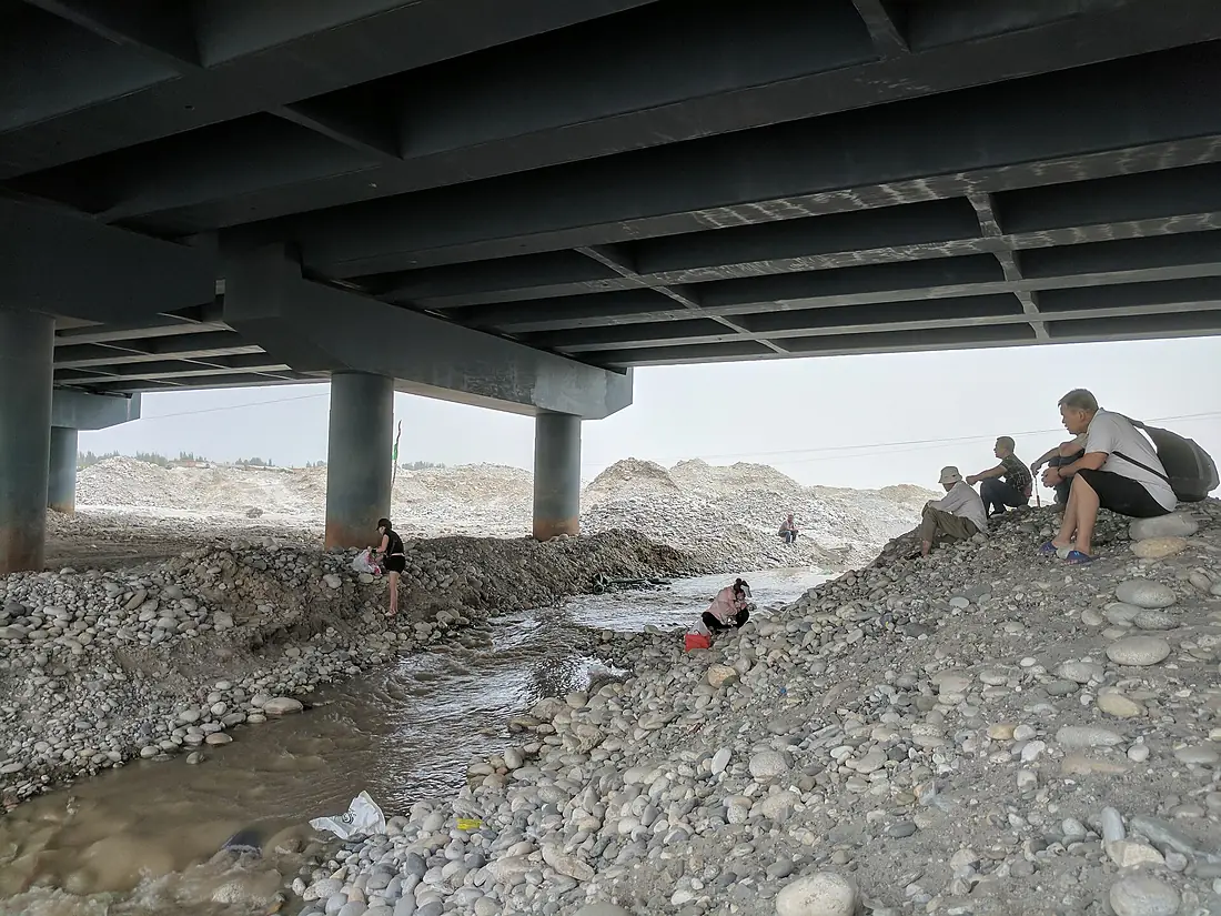 Jade collecting under Yurungkash River Bridge in Hotan